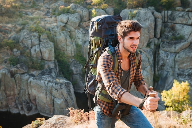 Voyageur avec sac à dos près du canyon