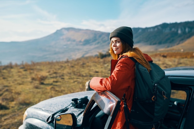 Voyageur avec un sac à dos près de la voiture dans les montagnes en été et ciel bleu air frais