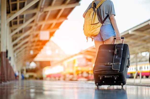 Voyageur avec ses bagages en attendant le transportCopier l'espace