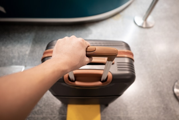 Voyageur Tenant La Valise Dans Un Aéroport.