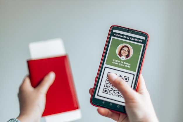 Voyageur titulaire d'un laissez-passer et d'un smartphone avec application de passeport de santé numérique pour les voyages d...