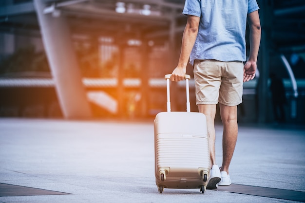 Photo voyageur avec une valise dans la ville