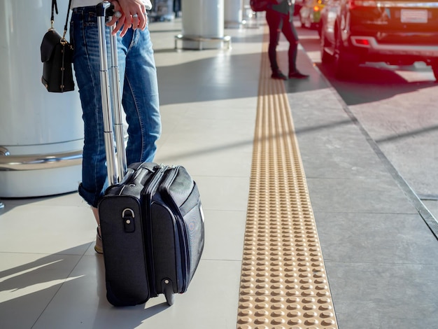 Voyageur avec valise sur la plate-forme du terminal de l'aéroport