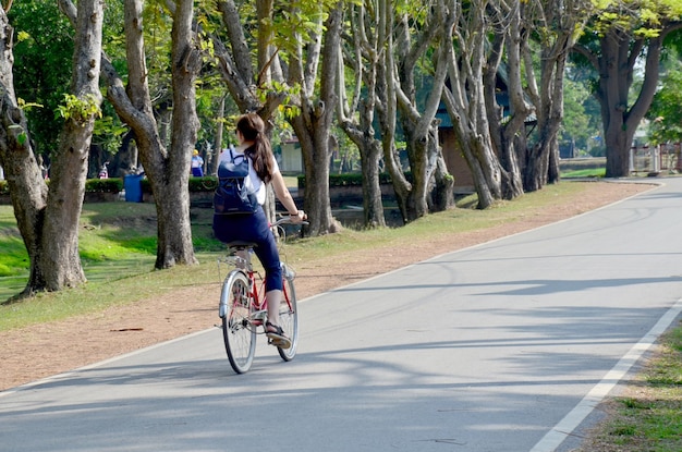 Voyageur à vélo sur la route pour visiter la ville historique de Sukhothai et les villes historiques associées de Sukhothai en Thaïlande