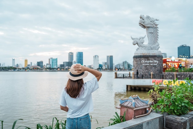 Voyageur en visite à Da Nang Touriste visitant la vue sur la rivière avec la statue du dragon de la carpe ou Ca Chep Hoa RongLandmark et populaire Da Nang Vietnam 13 novembre 2022