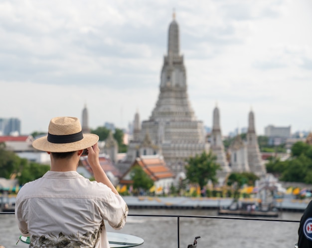 Un voyageur voyageant dans le temple Wat Arun Ratchawararam Ratchawaramahawihan à Bangkok, Thaïlande