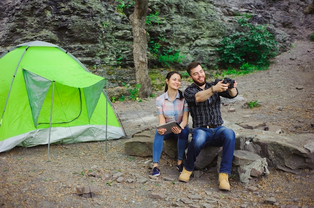 Les voyageurs apprécient Selfie à la tente dans Camping Holiday Summer