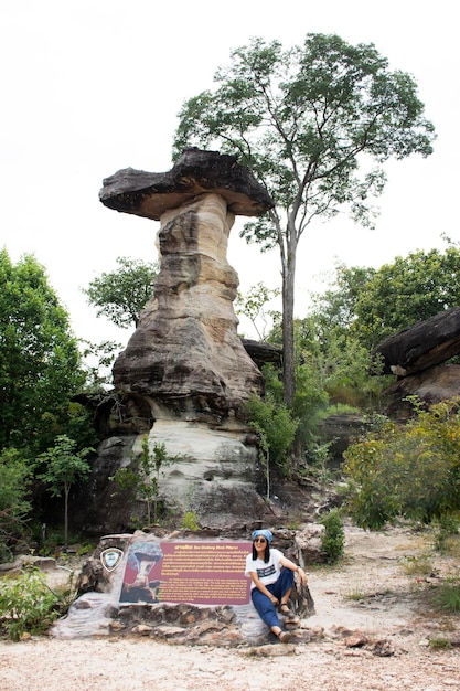 Voyageurs asiatiques femmes thaïlandaises voyagent et posent à Sao Chaliang ou Rock Earth Pillar dans le parc national de Pha Taem à Amphoe Khong Chiam à Ubon Ratchathani en Thaïlande