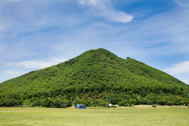 Les voyageurs construisent une tente de camping sur un terrain en herbe pour se reposer et dormir près de la montagne à l'initiative royale et au projet agricole de Chang Hua Man