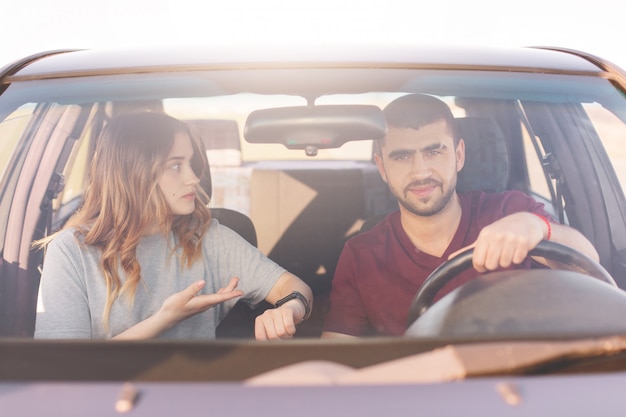 Les voyageurs en couple atteignent la destination en voiture