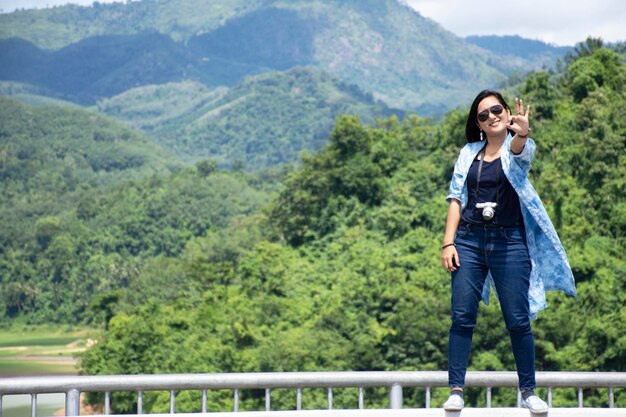 Voyageurs femmes thaïlandaises visitent le barrage de Pattani et marchent sur le béton de la barrière sur le pont routier traversant le barrage du réservoir de Bang Lang dans le district de Bannang Sata de la province de Yala en Thaïlande