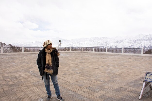 Les voyageurs femmes thaïlandaises voyagent visiter et poser prendre des photos voir le paysage du village de Leh Ladakh du point de vue de Shanti Stupa sur une colline à Chanspa au Jammu-et-Cachemire Inde en hiver