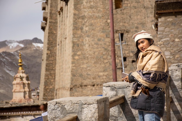 Les voyageurs femmes thaïlandaises voyagent visiter et prendre des photos voir le paysage du village de Leh Ladakh du point de vue du palais de Leh Stok au Jammu-et-Cachemire en Inde en hiver