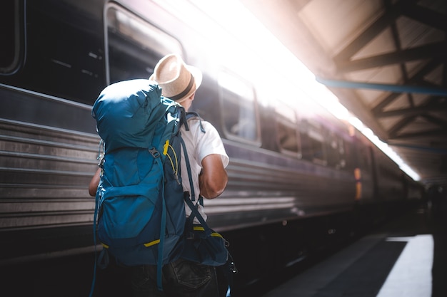 Les voyageurs font de la randonnée et marchent seuls à la gare.