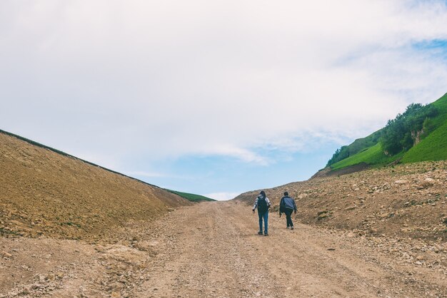 Les voyageurs à la hausse dans la route de montagne