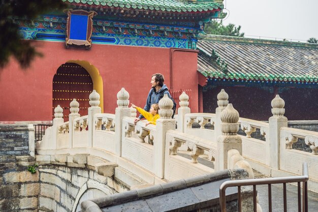 Voyageurs papa et fils dans le Temple du Ciel à Pékin L'une des principales attractions de Pékin Voyager avec la famille et les enfants en Chine concept