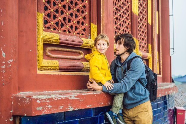 Voyageurs papa et fils dans le Temple du Ciel à Pékin L'une des principales attractions de Pékin Voyager avec la famille et les enfants en Chine concept