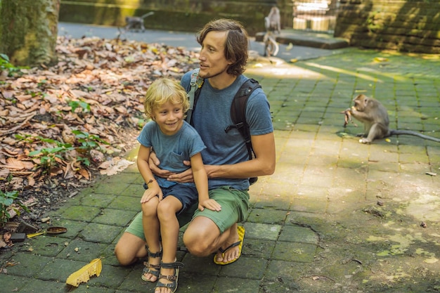 Voyageurs papa et fils découvrant la forêt d'Ubud dans la forêt des singes, Bali Indonésie. Voyager avec le concept d'enfants.