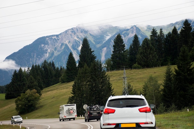 Les voyageurs qui conduisent une voiture sur la route passent par la ville de Bichlbach se rendent au village de Pfunds le 2 septembre 2017 dans la région du Tyrol autrichien