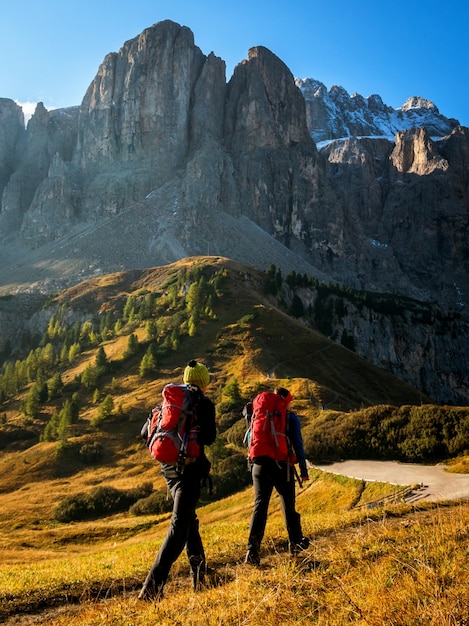Les voyageurs randonnent dans un paysage à couper le souffle des Dolomites