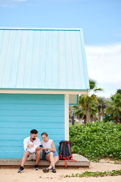 Voyageurs réservant un hôtel