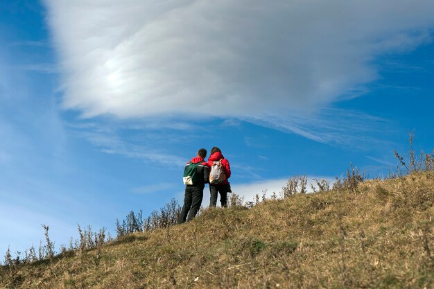 Les voyageurs se dresse sur la pente de la montagne