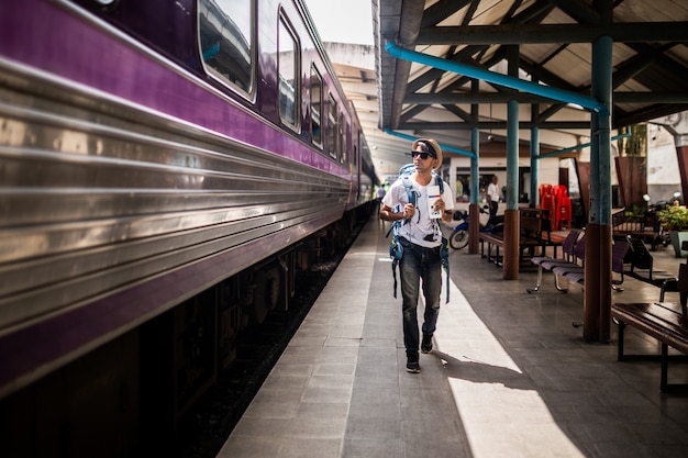 Les voyageurs sont sac à dos et marchent seuls à la gare.