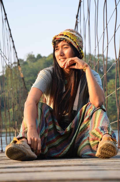 Voyageurs thaïlandais femmes photographe voyage voyage visite et portrait posant prendre une photo sur un pont suspendu en bois traversant le lac à l'île au parc national du barrage de Kaeng Krachan à Phetchaburi Thaïlande