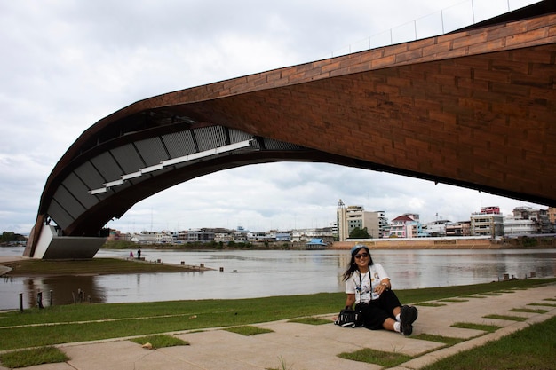 Voyageurs thaïlandais femmes voyage voyage visite et pose portrait prendre photo Pa San ou Pasan pont en bois traversant la rivière Chao Phraya à la ville de Pak Nam Pho le 29 octobre 2022 à Nakhon Sawan Thaïlande