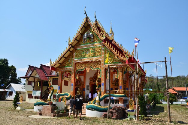 Les voyageurs thaïlandais se rendent au temple Wat Don Moon pour prier et respecter la statue de Bouddha à l'intérieur d'Ubosot dans la campagne du district de Pua le 29 avril 2011 à Nan Thaïlande