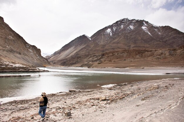 Les voyageurs thaïlandais voyagent en visite et posent un portrait pour prendre une photo au point de vue de la confluence des fleuves Indus et Zanskar pendant la saison hivernale à Leh Ladakh au Jammu-et-Cachemire en Inde