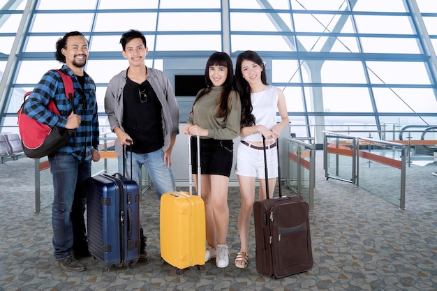 Voyageurs transportant des valises dans le terminal de l'aéroport