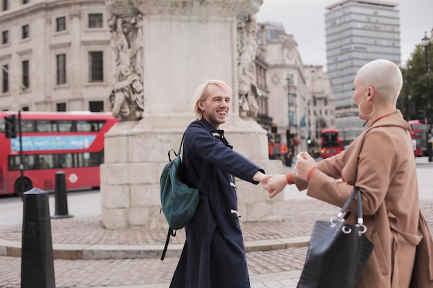 Les voyageurs de la ville de Londres avec des vibrations atumn