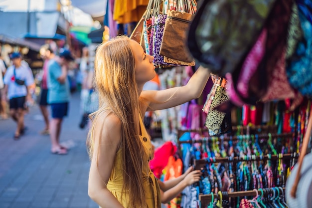 Une voyageuse choisit des souvenirs sur le marché d'Ubud à Bali Indonésie