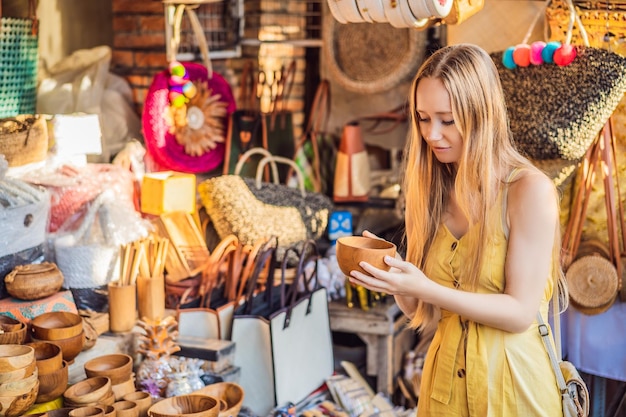 Une voyageuse choisit des souvenirs sur le marché d'Ubud à Bali Indonésie