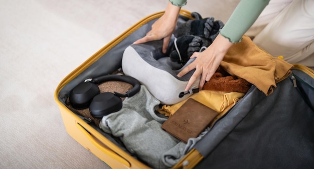 Voyageuse femme d'emballage préparer des affaires et des vêtements dans des valises sac de voyage bagages pour les vacances à la maison week-end voyage touristique