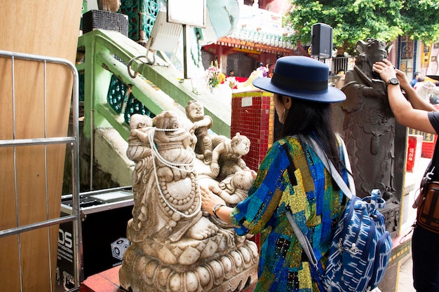 Une voyageuse thaïlandaise visite et respecte la prière Katyayana ou Gautama Buddha au temple Tin Hau ou au sanctuaire Kwun Yam à Repulse Bay le 9 septembre 2018 à Hong Kong, Chine