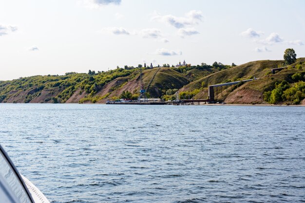 Voyagez sur le bateau à moteur hydroptère à passagers fluviaux du projet 342E "Meteor". Côte de la Volga dans la région de la Volga moyenne dans la République du Tatarstan.