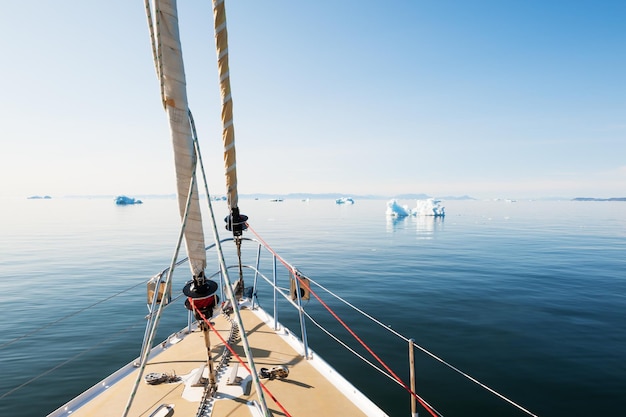 Voyagez en yacht dans l'océan Atlantique parmi les icebergs du Groenland