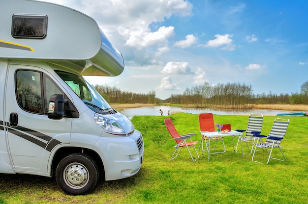 VR (camping-car) et chaises en camping