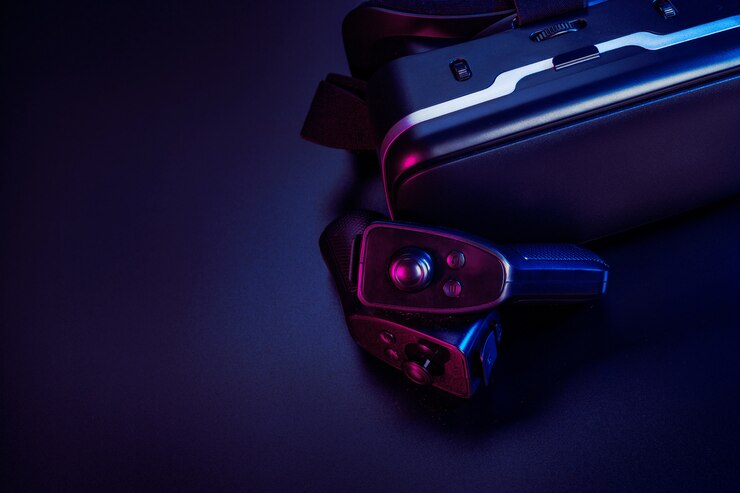 VR. Équipement de réalité virtuelle sur la table.