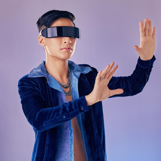 Vr futuriste et homme en métaverse en studio isolé sur fond violet Lunettes de réalité virtuelle 3d et mâle explorant l'application du monde virtuel ou les logiciels numériques de jeux ai ou le futur cyber espace