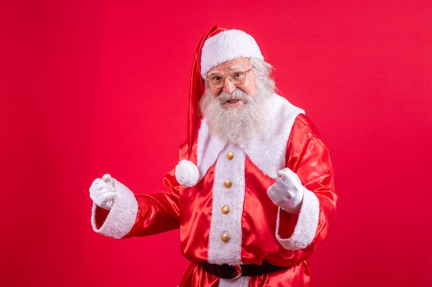 Le vrai Père Noël fait un geste gagnant. Oui