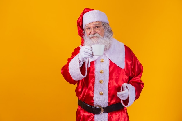 Vrai Père Noël tenant une tasse de café