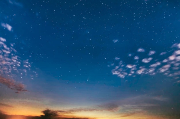 Vraie comète dans le beau ciel nocturne