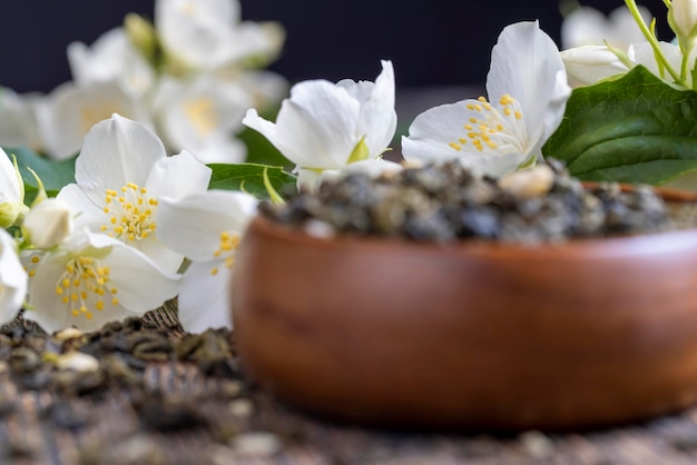 Une vraie heure verte avec du jasmin sur la table