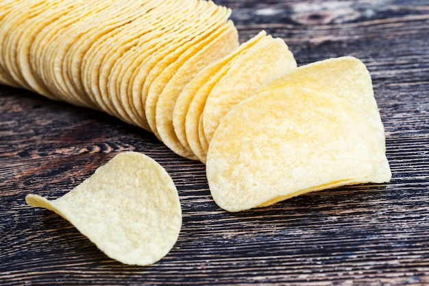 De vraies croustilles, gros plan de chips dorées jaunes, des aliments riches en calories, de vraies croustilles croustillantes