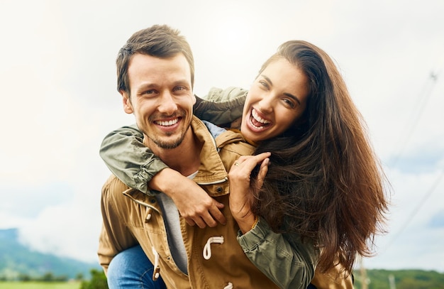 Les vrais amoureux prennent le temps d'être fous Photo recadrée d'un couple ludique passant la journée à l'extérieur