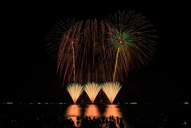 Photo les vrais feux d'artifice dans la baie de pattaya