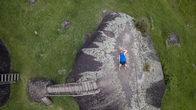 Vu d'en haut de beaux rochers avec arrière-plan en paysage